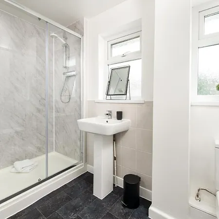 Holiday home Long Stays-sleeps 9-parking-by Fabaccommodation Bristol