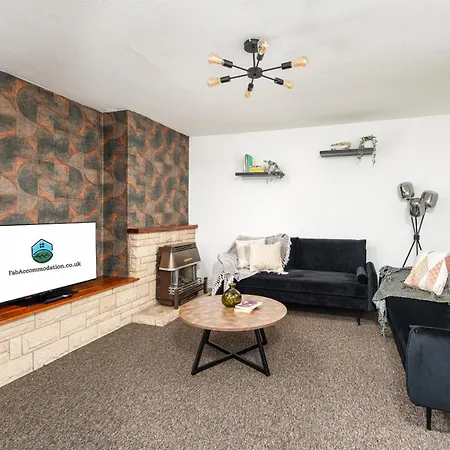 Long Stays-sleeps 9-parking-by Fabaccommodation * Bristol