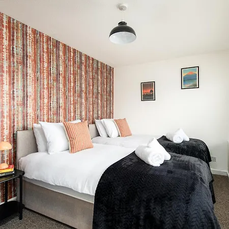 Long Stays-sleeps 9-parking-by Fabaccommodation * Bristol