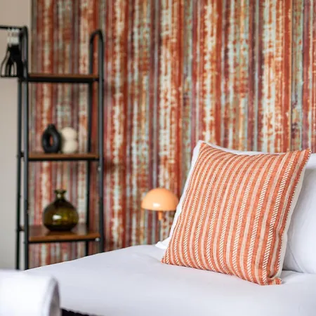 Long Stays-sleeps 9-parking-by Fabaccommodation Holiday home Bristol