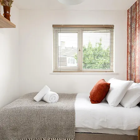 Long Stays-sleeps 9-parking-by Fabaccommodation Bristol