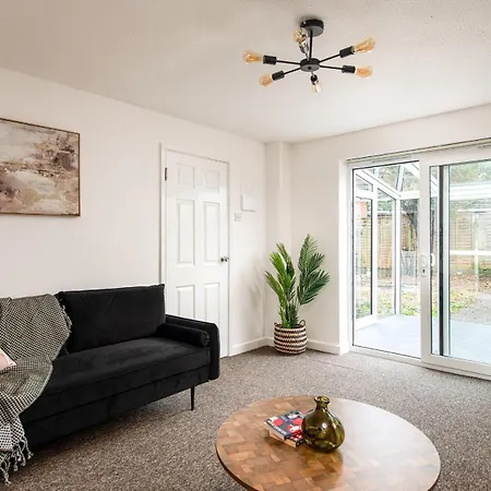 Long Stays-sleeps 9-parking-by Fabaccommodation Holiday home Bristol