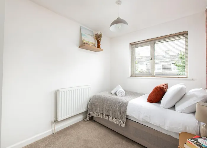 Long Stays-sleeps 9-parking-by Fabaccommodation Semesterbostad *