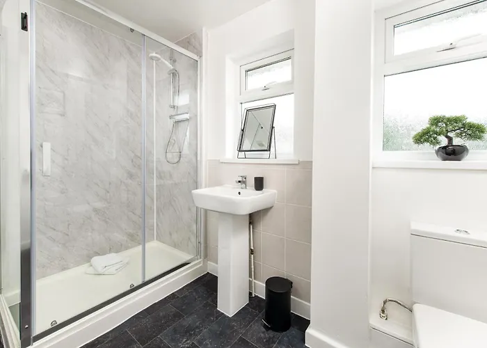 Semesterbostad Long Stays-sleeps 9-parking-by Fabaccommodation Bristol