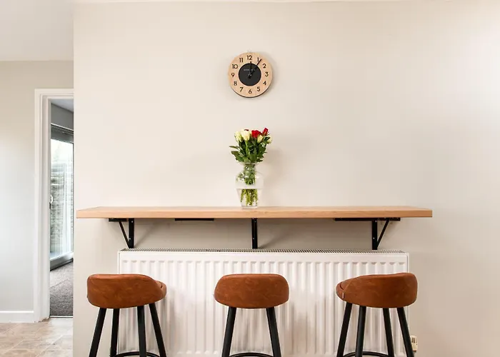 Long Stays-sleeps 9-parking-by Fabaccommodation Semesterbostad *