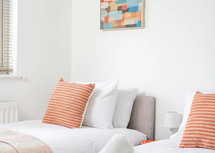 Long Stays-sleeps 9-parking-by Fabaccommodation Semesterbostad Bristol