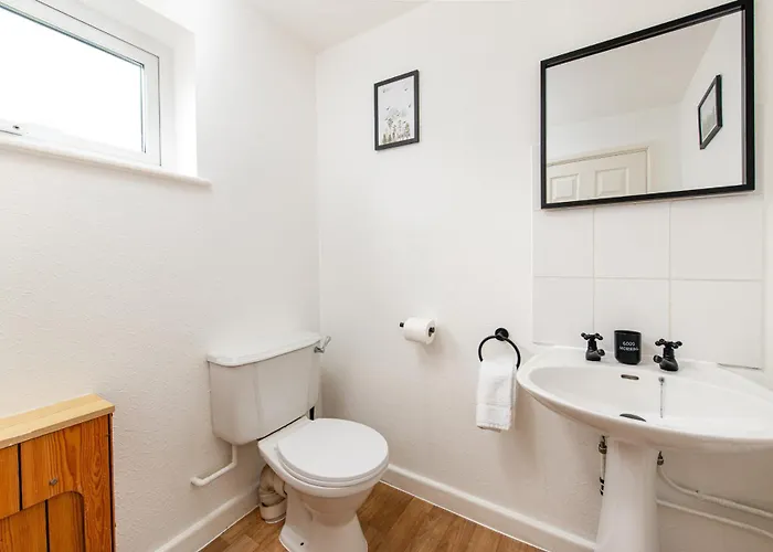 Semesterbostad Long Stays-sleeps 9-parking-by Fabaccommodation *