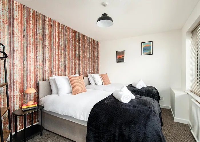 Long Stays-sleeps 9-parking-by Fabaccommodation * Bristol