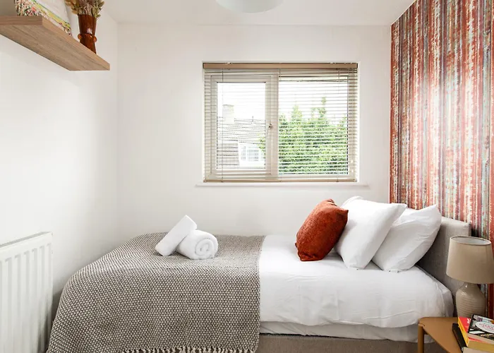 Long Stays-sleeps 9-parking-by Fabaccommodation Bristol
