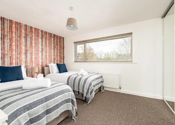 Long Stays-sleeps 9-parking-by Fabaccommodation