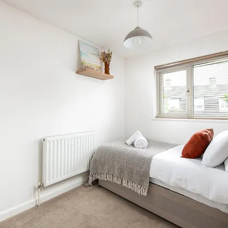 Long Stays-sleeps 9-parking-by Fabaccommodation Feriehus *