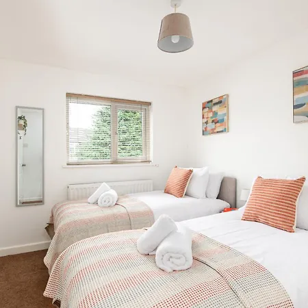 Long Stays-sleeps 9-parking-by Fabaccommodation *