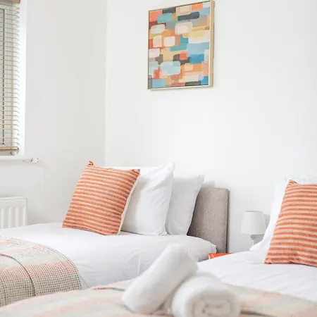 Long Stays-sleeps 9-parking-by Fabaccommodation בית נופש בריסטול