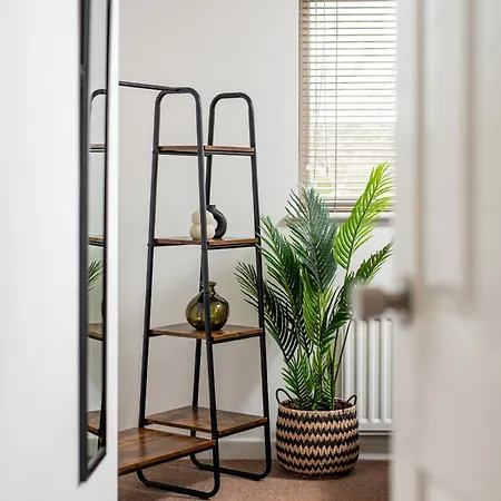 Long Stays-sleeps 9-parking-by Fabaccommodation *