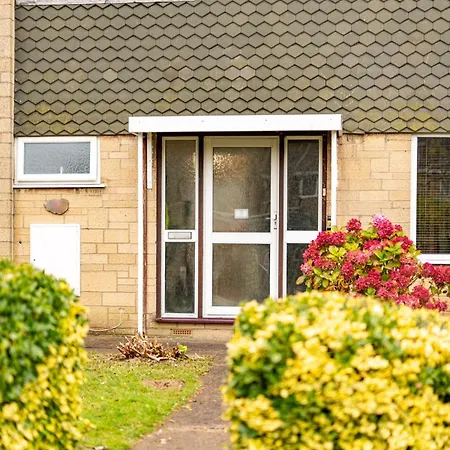 Long Stays-sleeps 9-parking-by Fabaccommodation Feriehus Bristol
