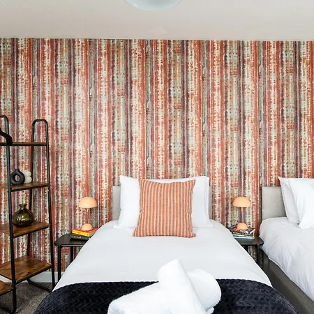 בית נופש Long Stays-sleeps 9-parking-by Fabaccommodation