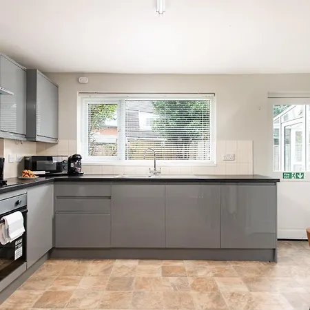 Long Stays-sleeps 9-parking-by Fabaccommodation *