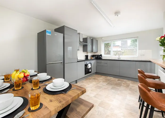 Long Stays-sleeps 9-parking-by Fabaccommodation *