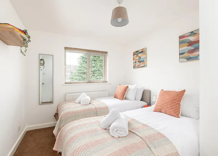 Long Stays-sleeps 9-parking-by Fabaccommodation *