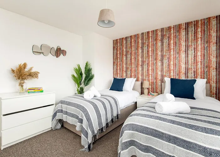 Casa de Férias Long Stays-sleeps 9-parking-by Fabaccommodation *