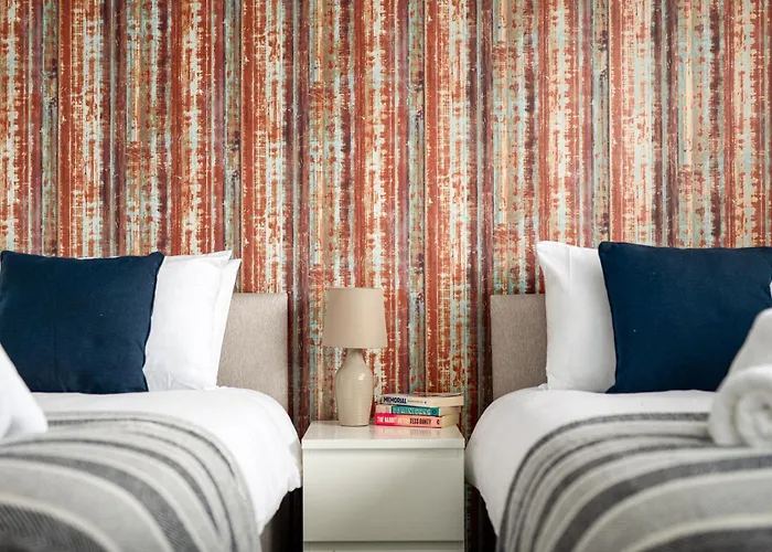 Long Stays-sleeps 9-parking-by Fabaccommodation Bristol