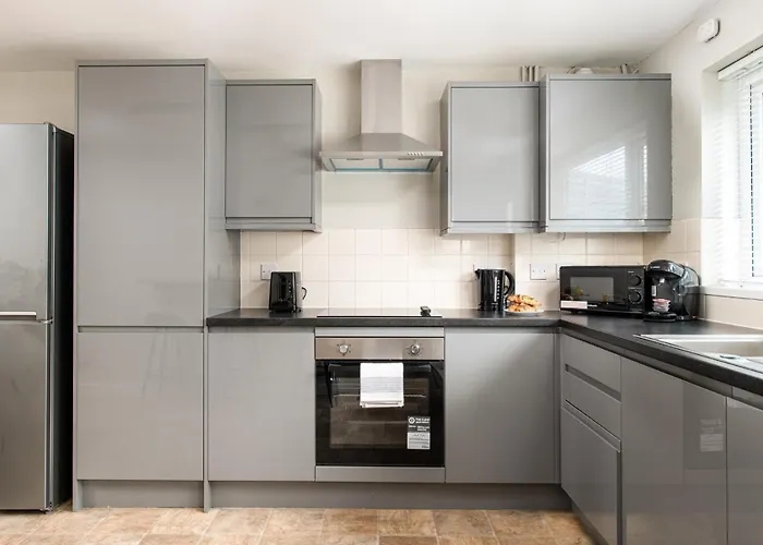 Holiday home Long Stays-sleeps 9-parking-by Fabaccommodation *