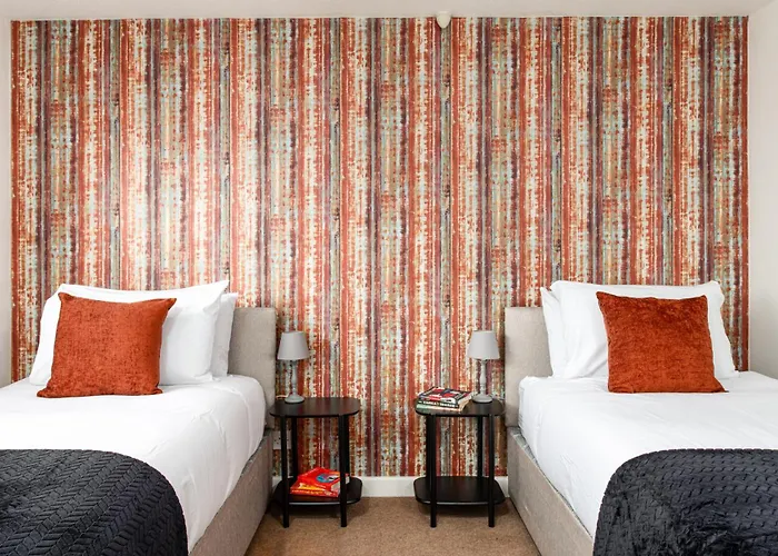 Long Stays-sleeps 9-parking-by Fabaccommodation Casa de Férias