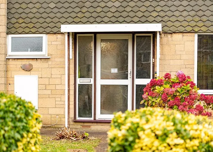 Long Stays-sleeps 9-parking-by Fabaccommodation Holiday home Bristol