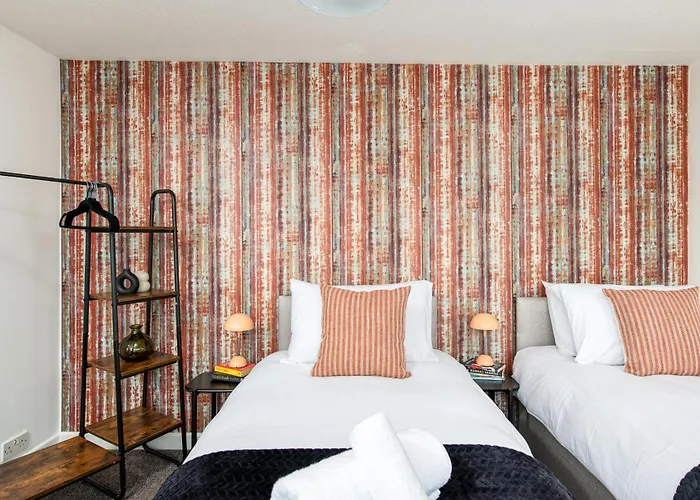 Holiday home Long Stays-sleeps 9-parking-by Fabaccommodation