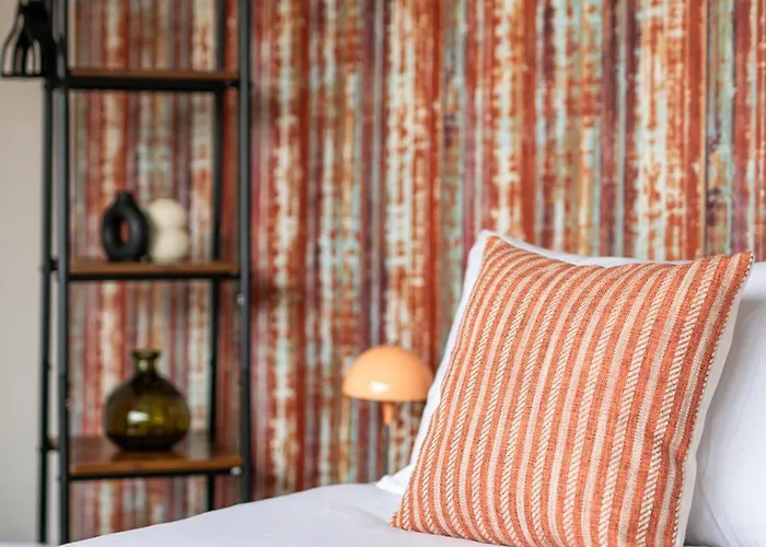 Long Stays-sleeps 9-parking-by Fabaccommodation Holiday home Bristol