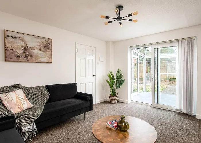 Long Stays-sleeps 9-parking-by Fabaccommodation Casa de Férias Bristol