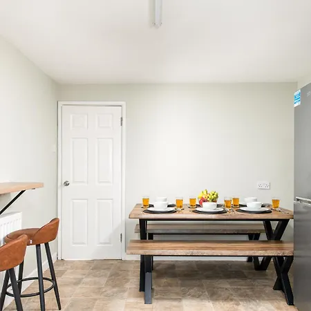 Long Stays-sleeps 9-parking-by Fabaccommodation Bristol