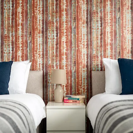 Long Stays-sleeps 9-parking-by Fabaccommodation 브리스틀