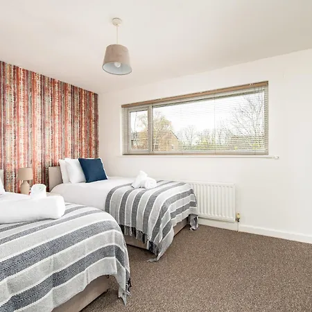 Long Stays-sleeps 9-parking-by Fabaccommodation