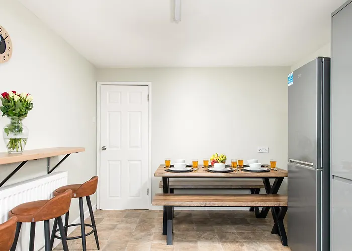 Long Stays-sleeps 9-parking-by Fabaccommodation Бристоль