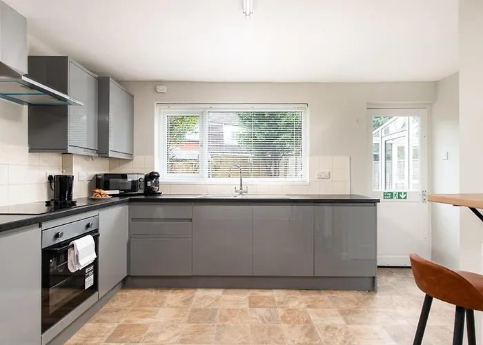 Long Stays-sleeps 9-parking-by Fabaccommodation *